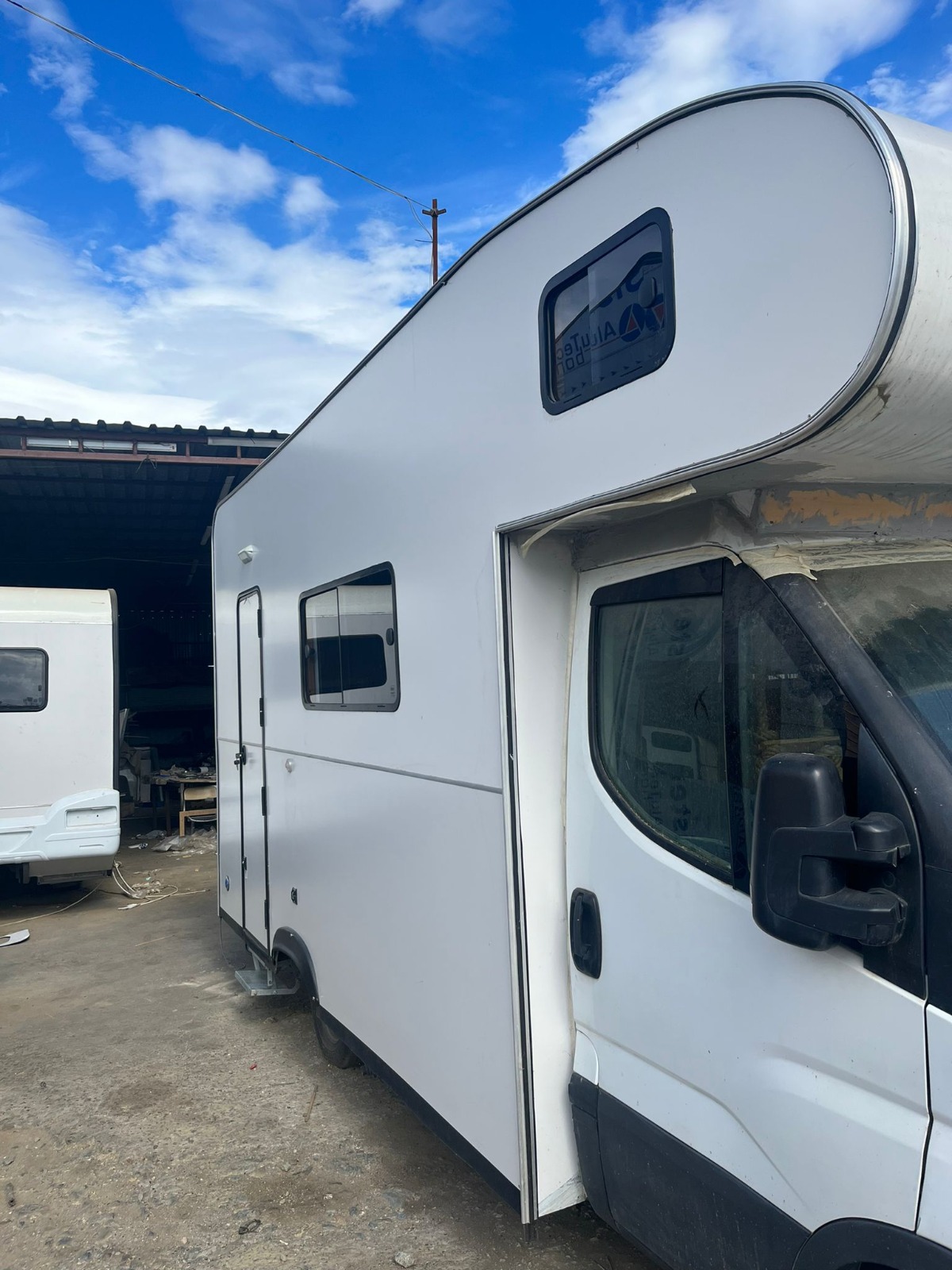 Karavan imalatı — üretim hattı ve ürün detayı