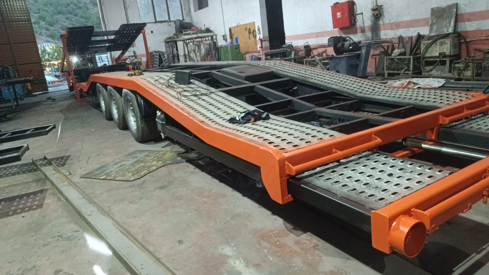 Tamamlanmış oto taşıyıcı dorse — saha ve teslim kalitesi